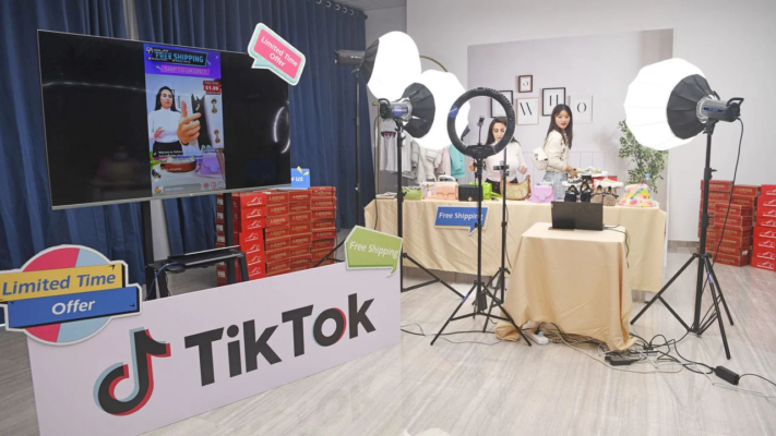 Chuẩn bị công vụ, dụng cụ quay TikTok chuyên nghiệp. Nguồn WSJ